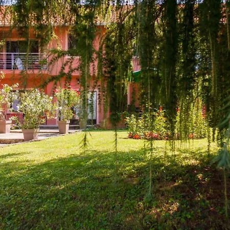 1 Apartment *